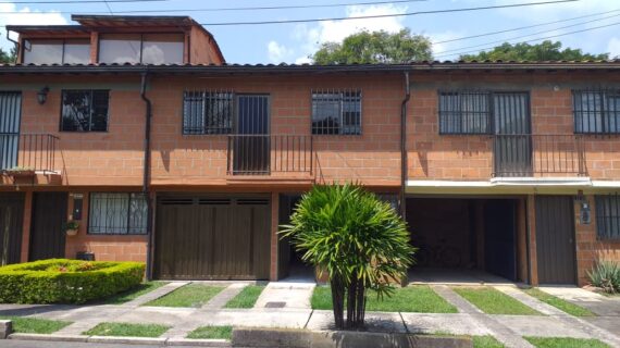 Para venta casa itagui sector La finquita.