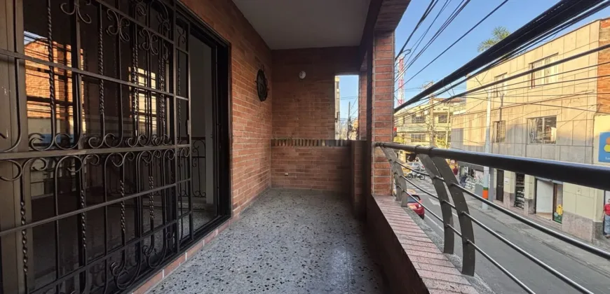 Se arrienda casa comercial Envigado centro 	(194312244)
