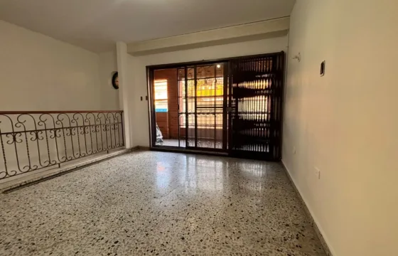 Se arrienda casa comercial Envigado centro 	(194312244)