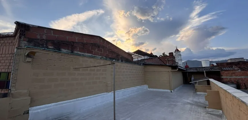 Se arrienda casa comercial Envigado centro 	(194312244)