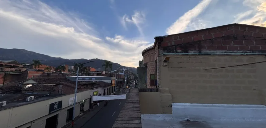 Se arrienda casa comercial Envigado centro 	(194312244)